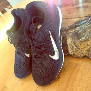 Nike Air Zoom Winflo 5 size 8